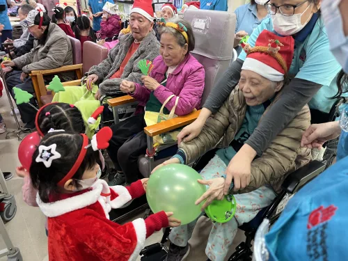 探訪護老中心及報佳音-在關懷長者的過程中學習尊敬與感恩，並透過歌唱與祝福傳遞溫暖