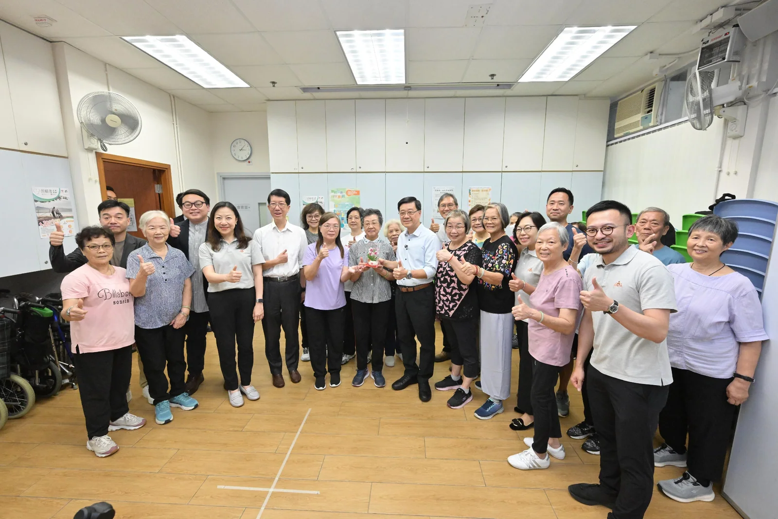 香港特別行政區行政長官到訪元洲邨浸信會耆樂中心